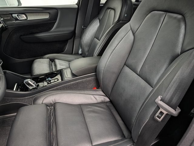 2024 Volvo XC40 B5 Ultimate Bright Theme