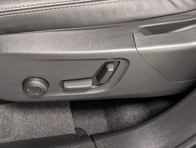 2024 Volvo XC40 B5 Ultimate Bright Theme