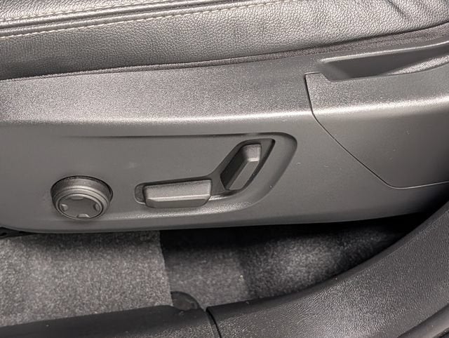 2024 Volvo XC40 B5 Ultimate Bright Theme