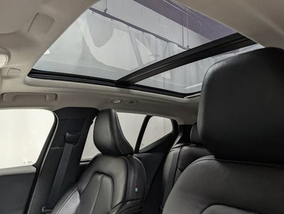 2024 Volvo XC40 B5 Ultimate Bright Theme