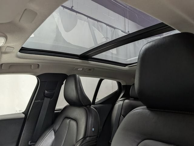 2024 Volvo XC40 B5 Ultimate Bright Theme