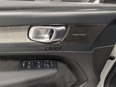 2024 Volvo XC40 B5 Ultimate Bright Theme
