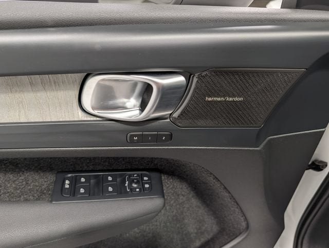 2024 Volvo XC40 B5 Ultimate Bright Theme