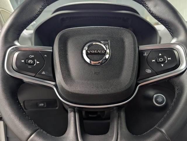 2024 Volvo XC40 B5 Ultimate Bright Theme