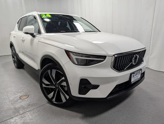 2024 Volvo XC40 B5 Ultimate Bright Theme