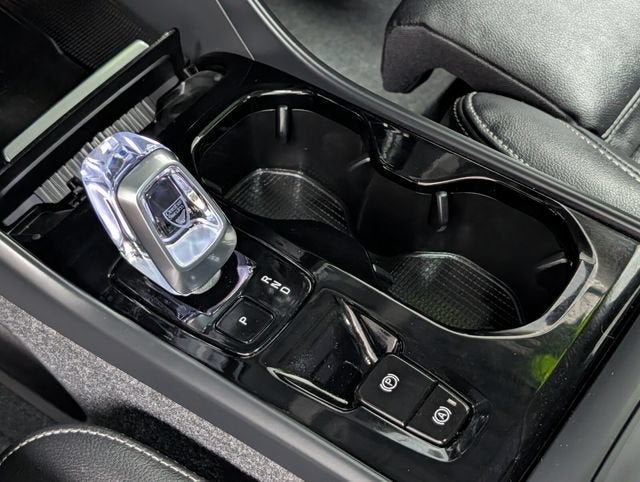 2024 Volvo XC40 B5 Ultimate Bright Theme