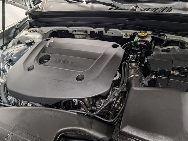 2024 Volvo XC40 B5 Ultimate Bright Theme