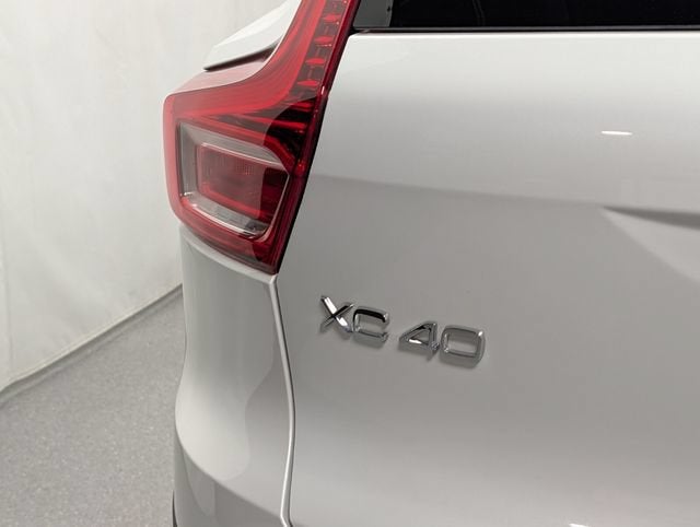 2024 Volvo XC40 B5 Ultimate Bright Theme