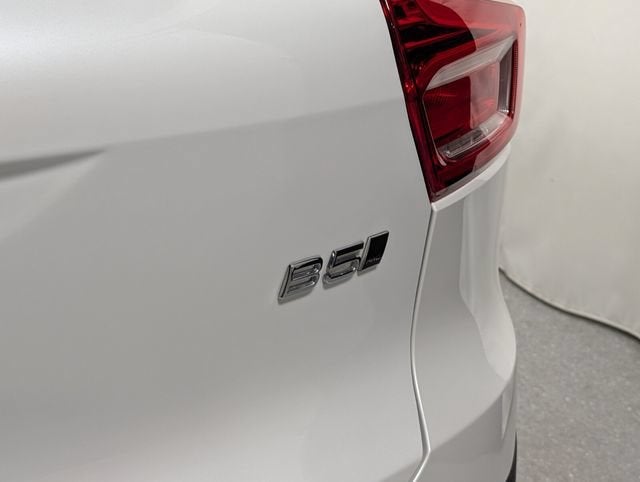 2024 Volvo XC40 B5 Ultimate Bright Theme