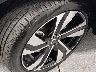2024 Volvo XC40 B5 Ultimate Bright Theme