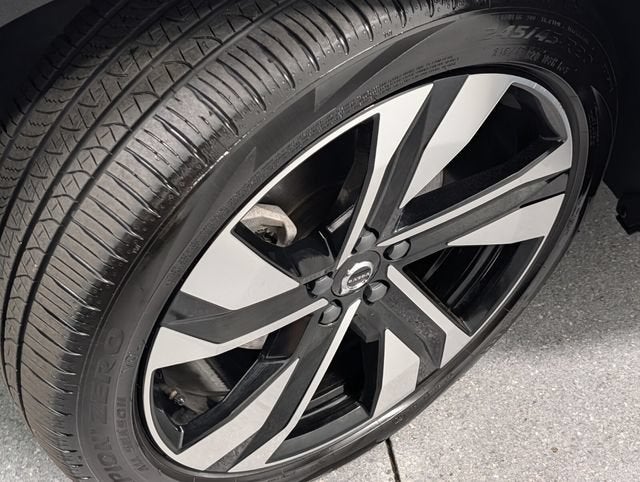 2024 Volvo XC40 B5 Ultimate Bright Theme